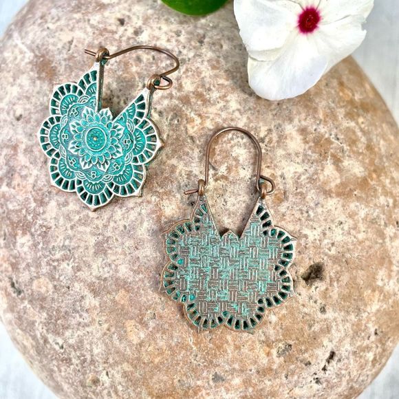 7/$30 Flower Teal Huggies - Picture 5 of 6